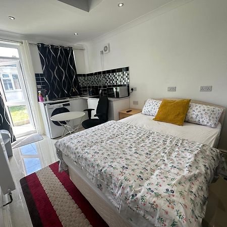 Luxury Ensuite Studio In Crayford Dartford Bexley London With Full Kitchen And Side Garden Alleyway Entrance Erith エクステリア 写真