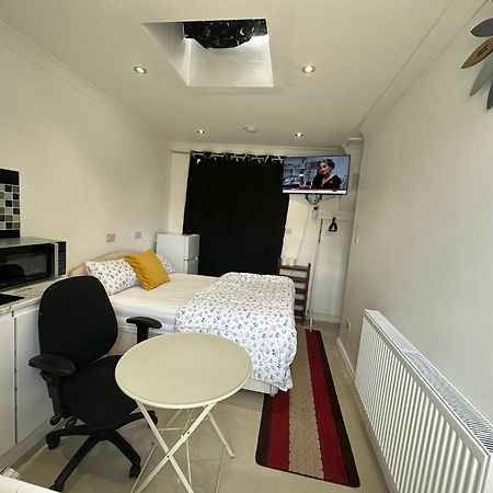 Luxury Ensuite Studio In Crayford Dartford Bexley London With Full Kitchen And Side Garden Alleyway Entrance Erith エクステリア 写真
