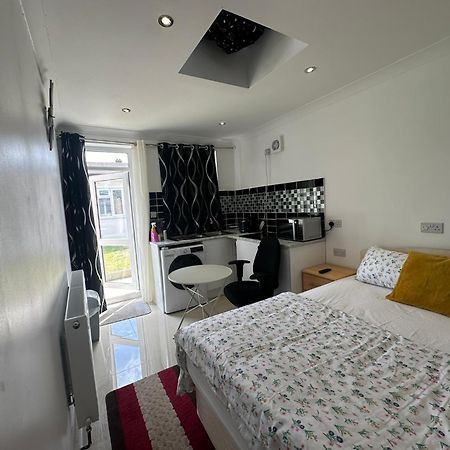 Luxury Ensuite Studio In Crayford Dartford Bexley London With Full Kitchen And Side Garden Alleyway Entrance Erith エクステリア 写真