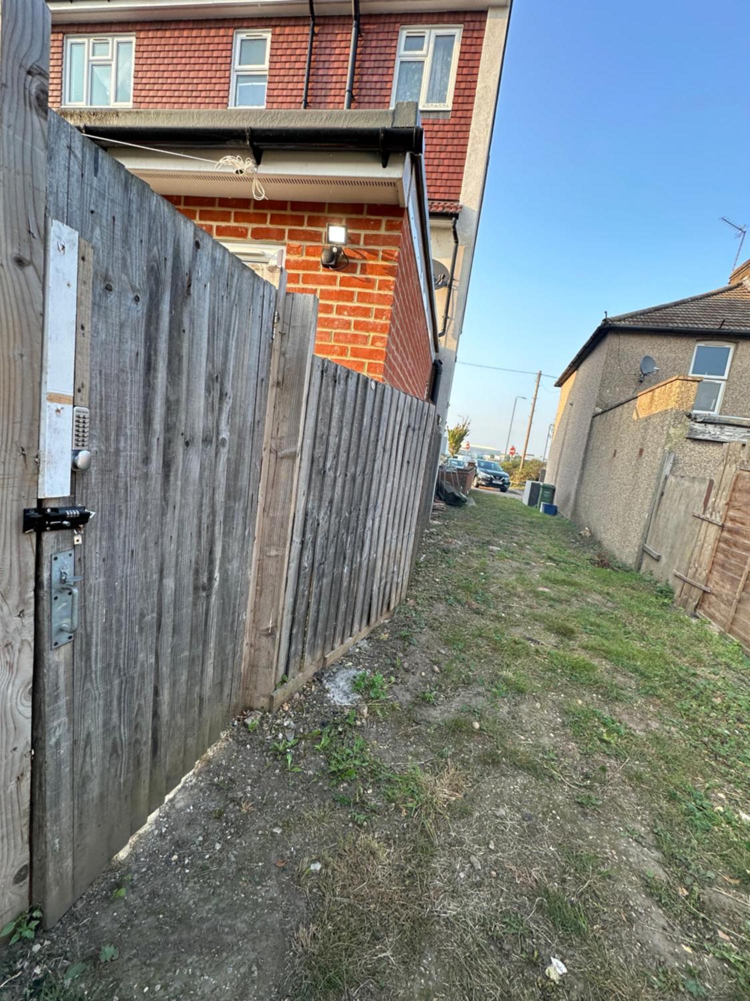 Luxury Ensuite Studio In Crayford Dartford Bexley London With Full Kitchen And Side Garden Alleyway Entrance Erith エクステリア 写真