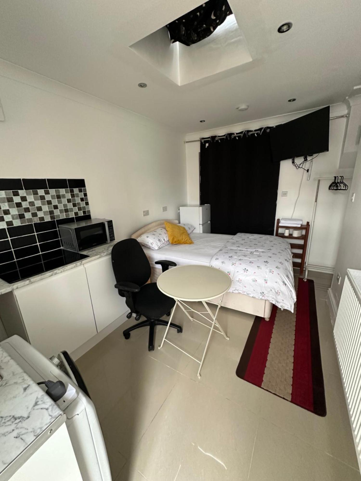 Luxury Ensuite Studio In Crayford Dartford Bexley London With Full Kitchen And Side Garden Alleyway Entrance Erith エクステリア 写真