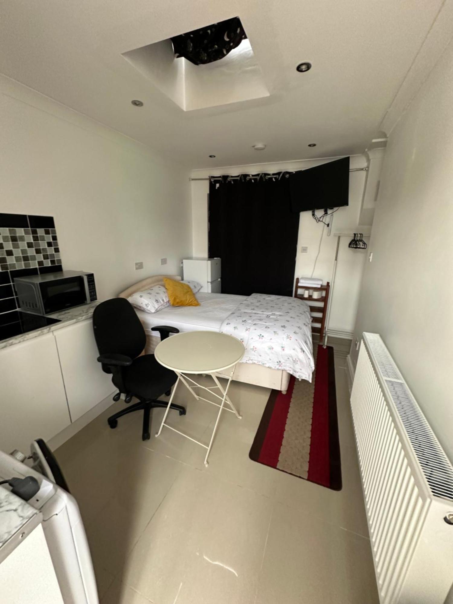 Luxury Ensuite Studio In Crayford Dartford Bexley London With Full Kitchen And Side Garden Alleyway Entrance Erith エクステリア 写真