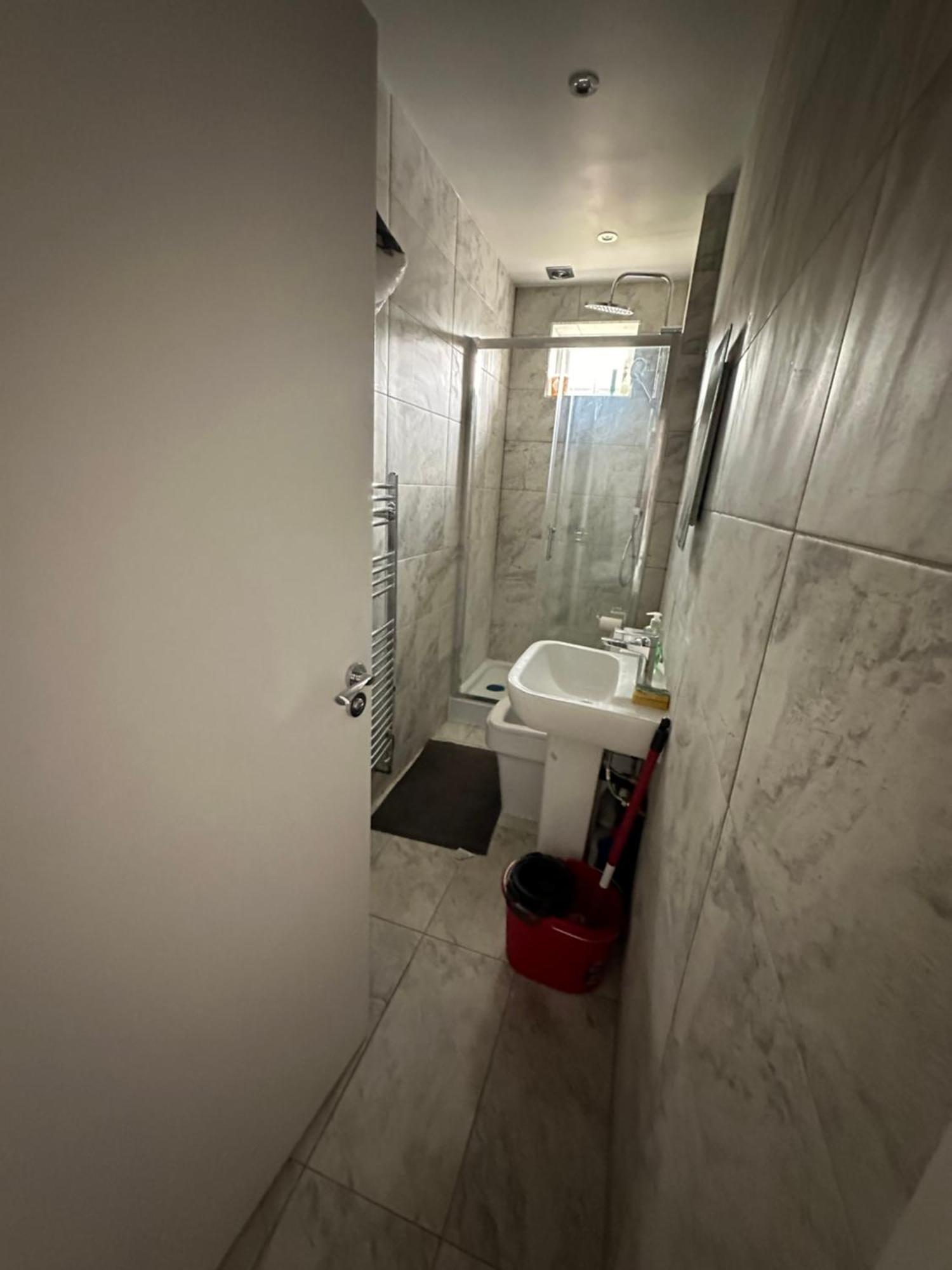 Luxury Ensuite Studio In Crayford Dartford Bexley London With Full Kitchen And Side Garden Alleyway Entrance Erith エクステリア 写真