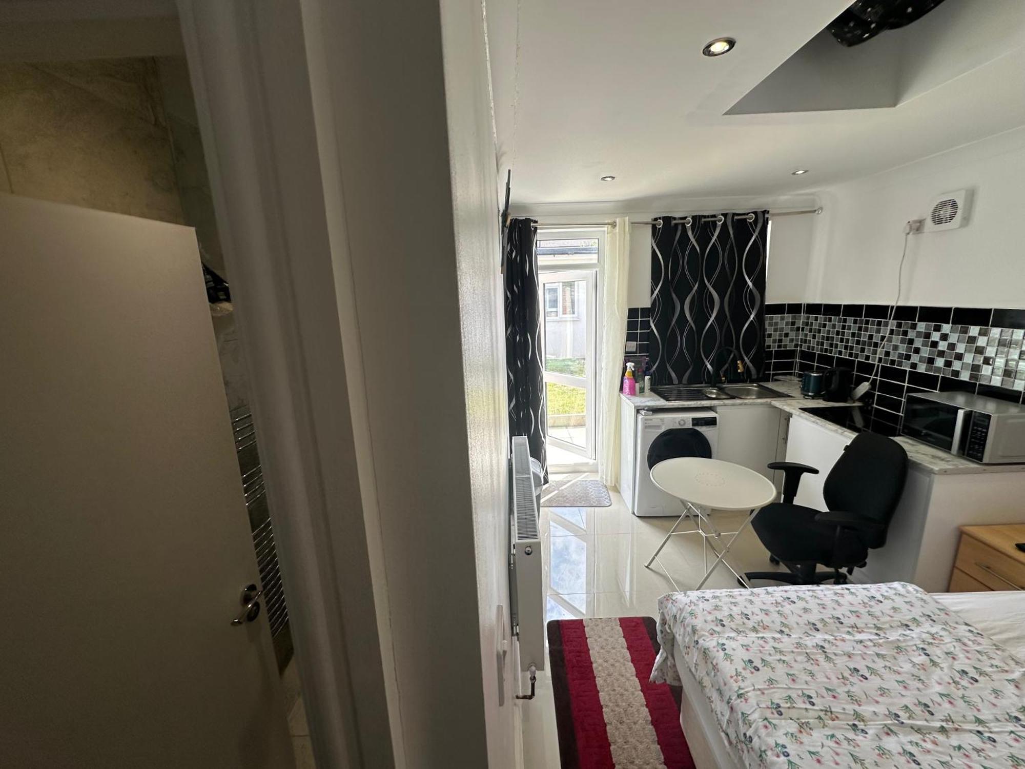 Luxury Ensuite Studio In Crayford Dartford Bexley London With Full Kitchen And Side Garden Alleyway Entrance Erith エクステリア 写真