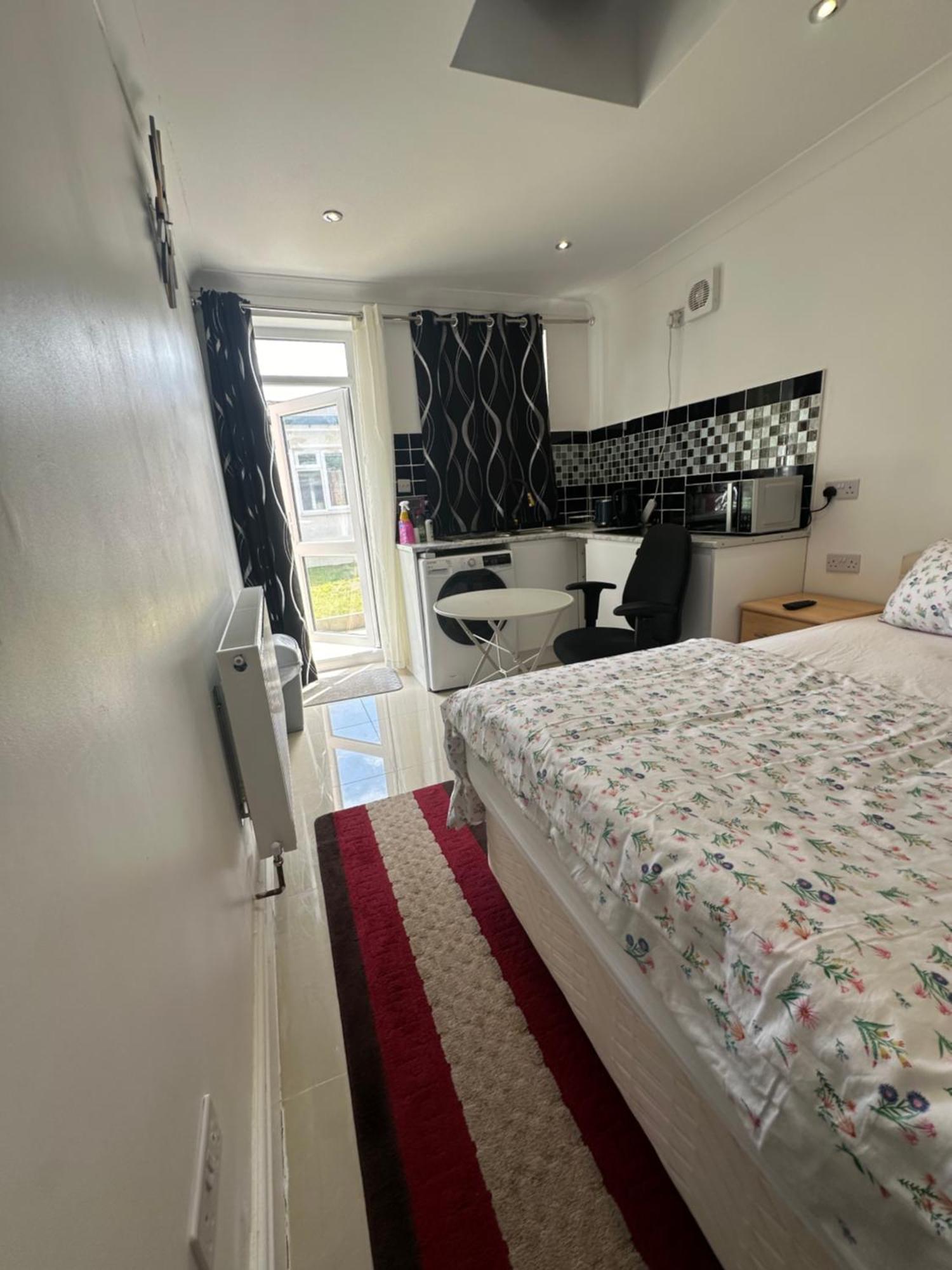 Luxury Ensuite Studio In Crayford Dartford Bexley London With Full Kitchen And Side Garden Alleyway Entrance Erith エクステリア 写真