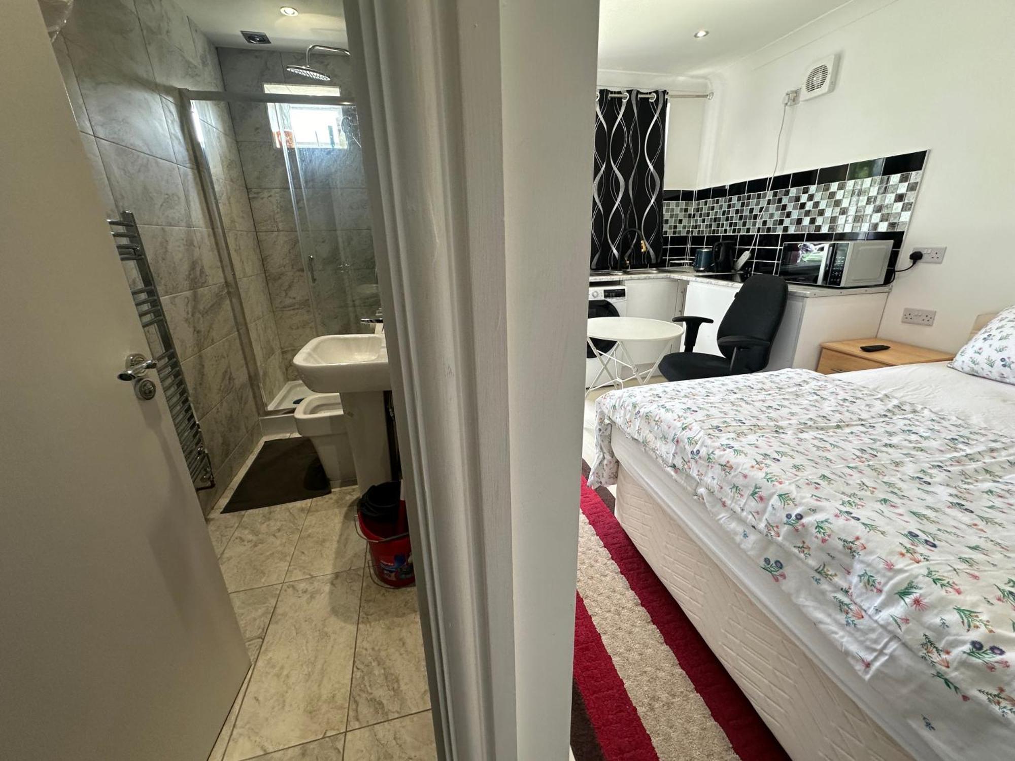 Luxury Ensuite Studio In Crayford Dartford Bexley London With Full Kitchen And Side Garden Alleyway Entrance Erith エクステリア 写真