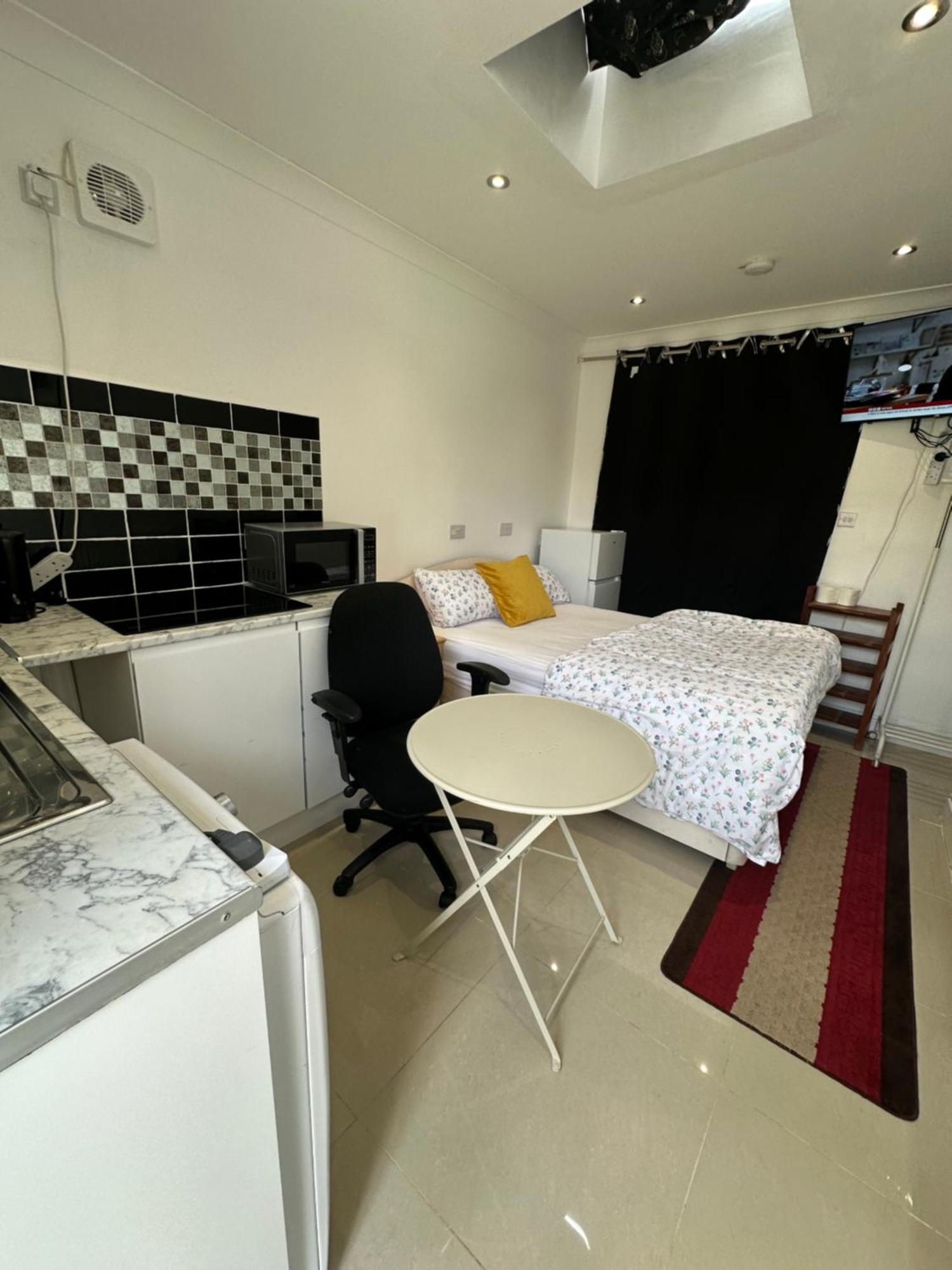Luxury Ensuite Studio In Crayford Dartford Bexley London With Full Kitchen And Side Garden Alleyway Entrance Erith エクステリア 写真