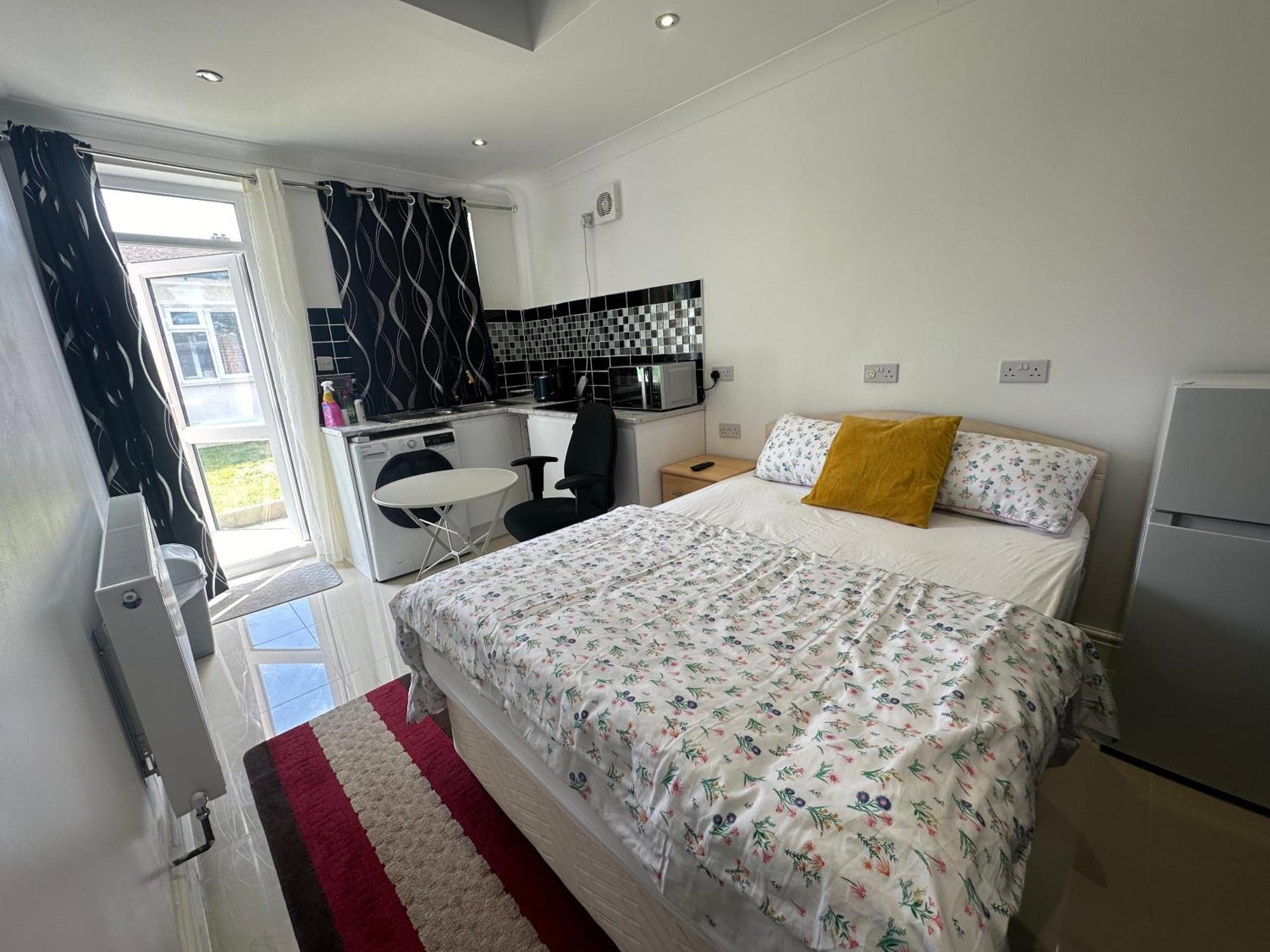 Luxury Ensuite Studio In Crayford Dartford Bexley London With Full Kitchen And Side Garden Alleyway Entrance Erith エクステリア 写真