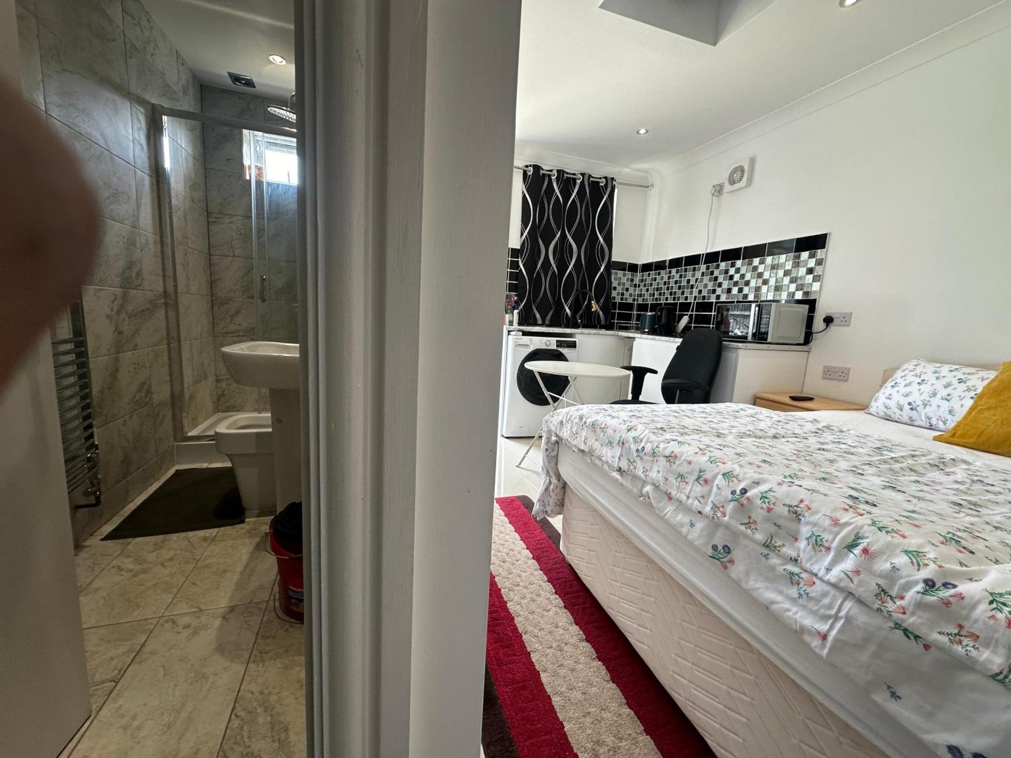 Luxury Ensuite Studio In Crayford Dartford Bexley London With Full Kitchen And Side Garden Alleyway Entrance Erith エクステリア 写真