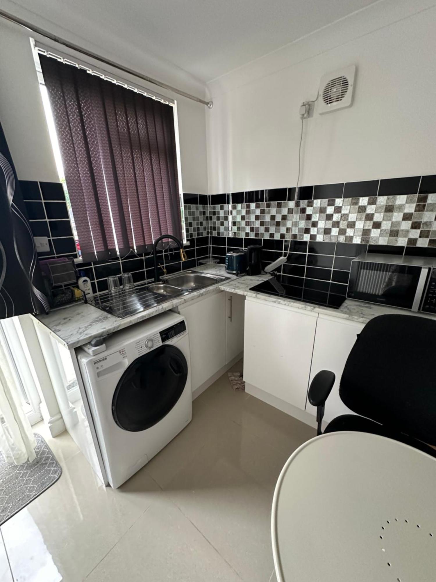 Luxury Ensuite Studio In Crayford Dartford Bexley London With Full Kitchen And Side Garden Alleyway Entrance Erith エクステリア 写真