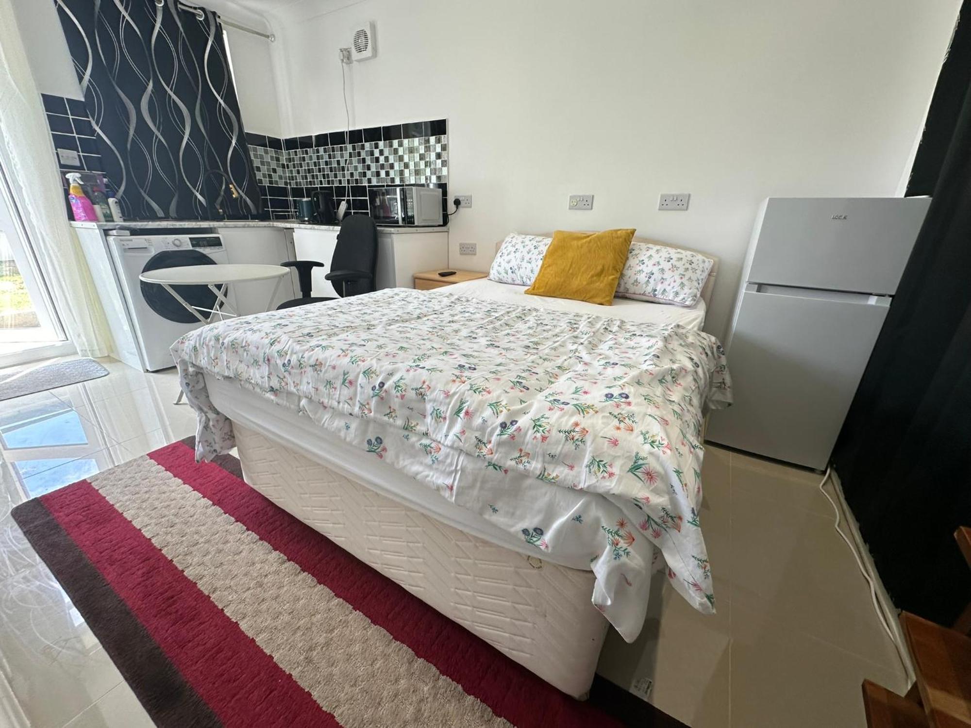 Luxury Ensuite Studio In Crayford Dartford Bexley London With Full Kitchen And Side Garden Alleyway Entrance Erith エクステリア 写真