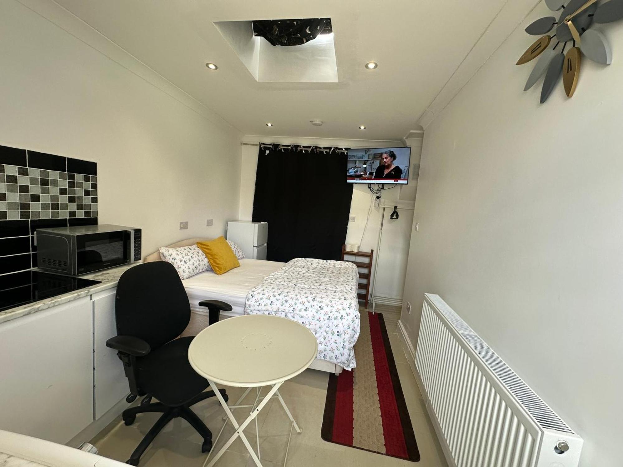 Luxury Ensuite Studio In Crayford Dartford Bexley London With Full Kitchen And Side Garden Alleyway Entrance Erith エクステリア 写真