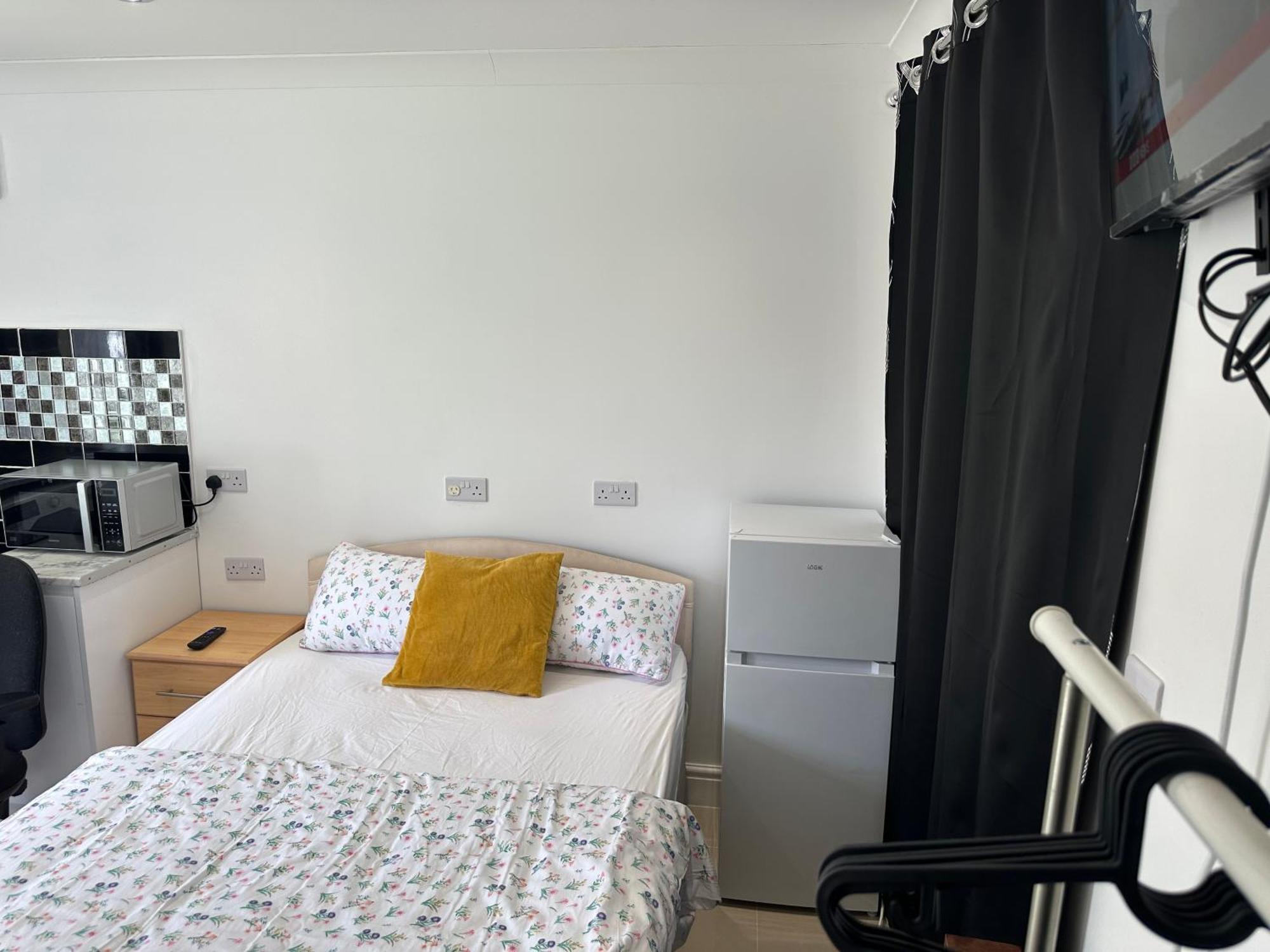Luxury Ensuite Studio In Crayford Dartford Bexley London With Full Kitchen And Side Garden Alleyway Entrance Erith エクステリア 写真