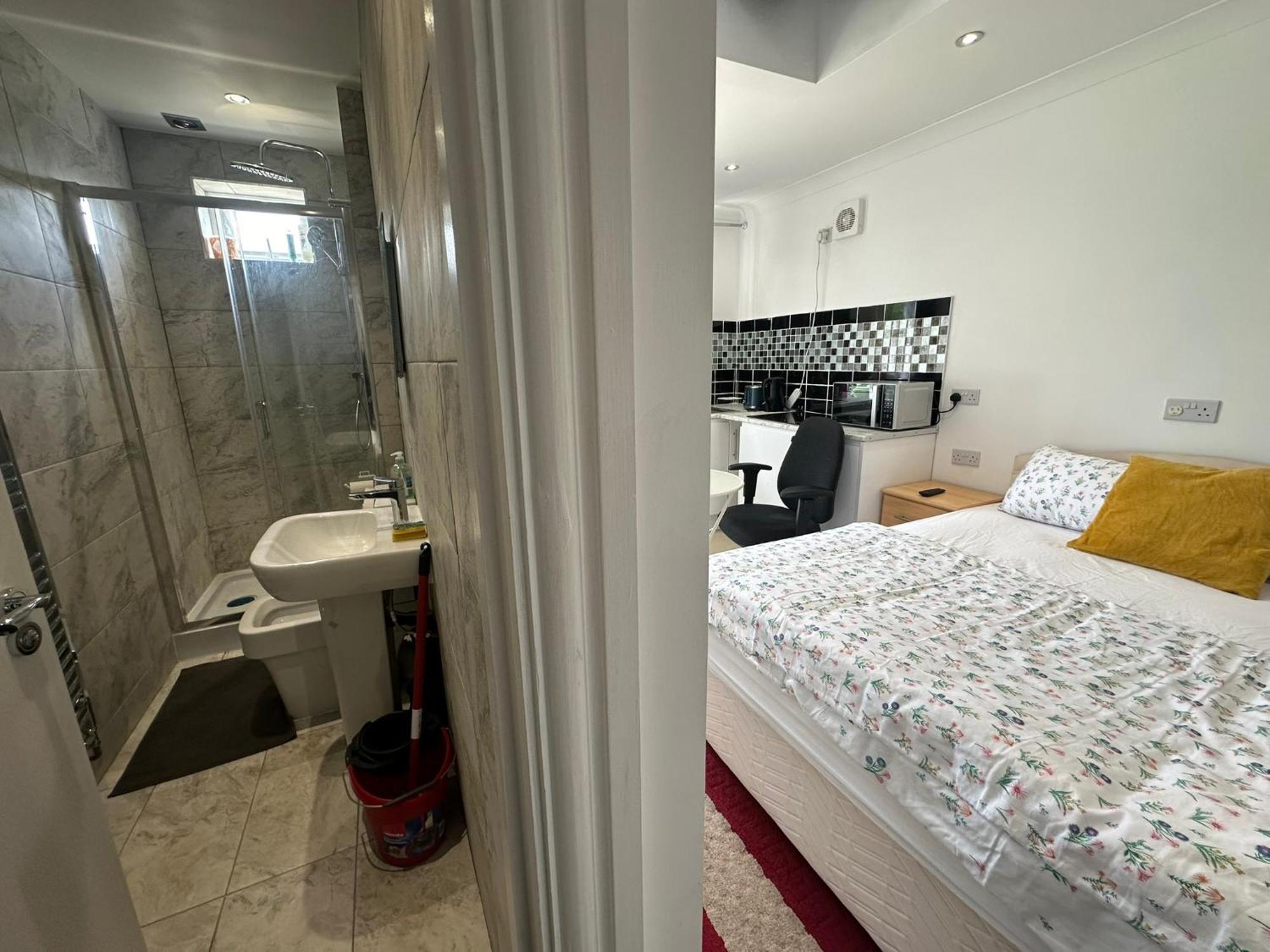Luxury Ensuite Studio In Crayford Dartford Bexley London With Full Kitchen And Side Garden Alleyway Entrance Erith エクステリア 写真