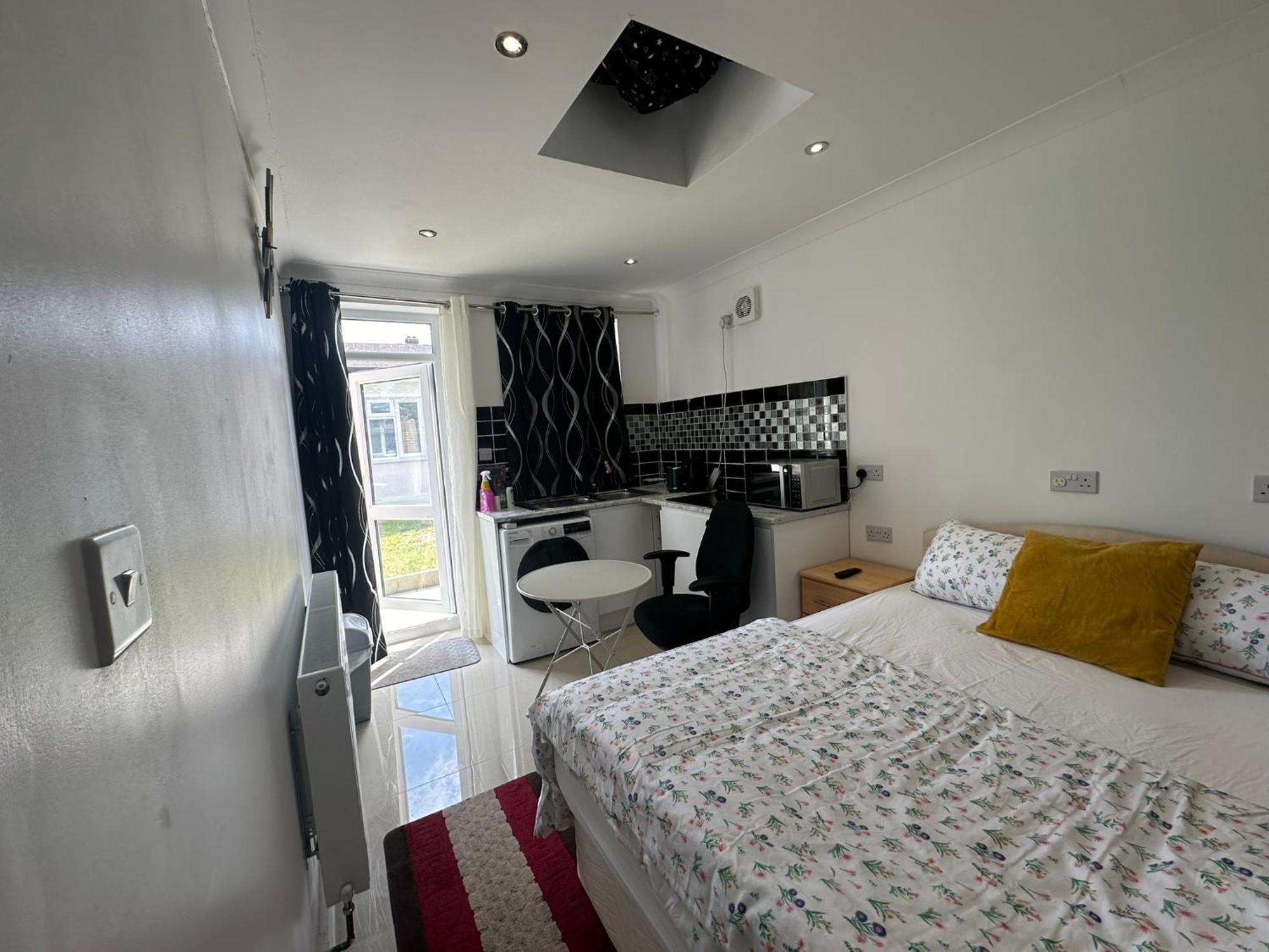 Luxury Ensuite Studio In Crayford Dartford Bexley London With Full Kitchen And Side Garden Alleyway Entrance Erith エクステリア 写真