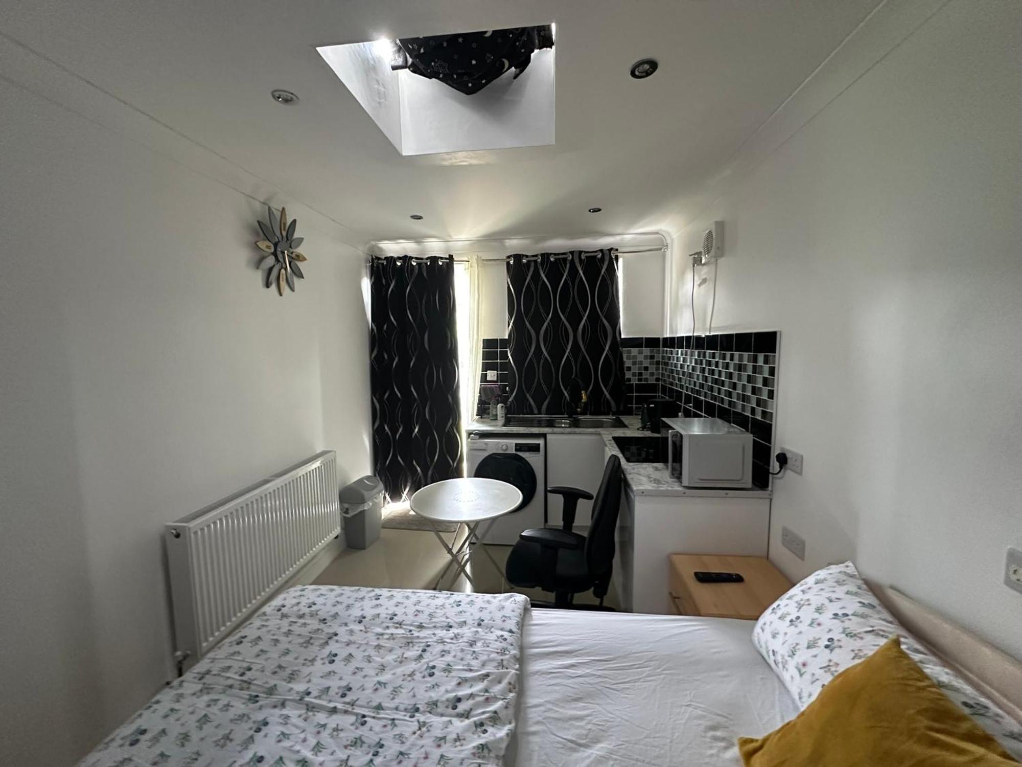 Luxury Ensuite Studio In Crayford Dartford Bexley London With Full Kitchen And Side Garden Alleyway Entrance Erith エクステリア 写真
