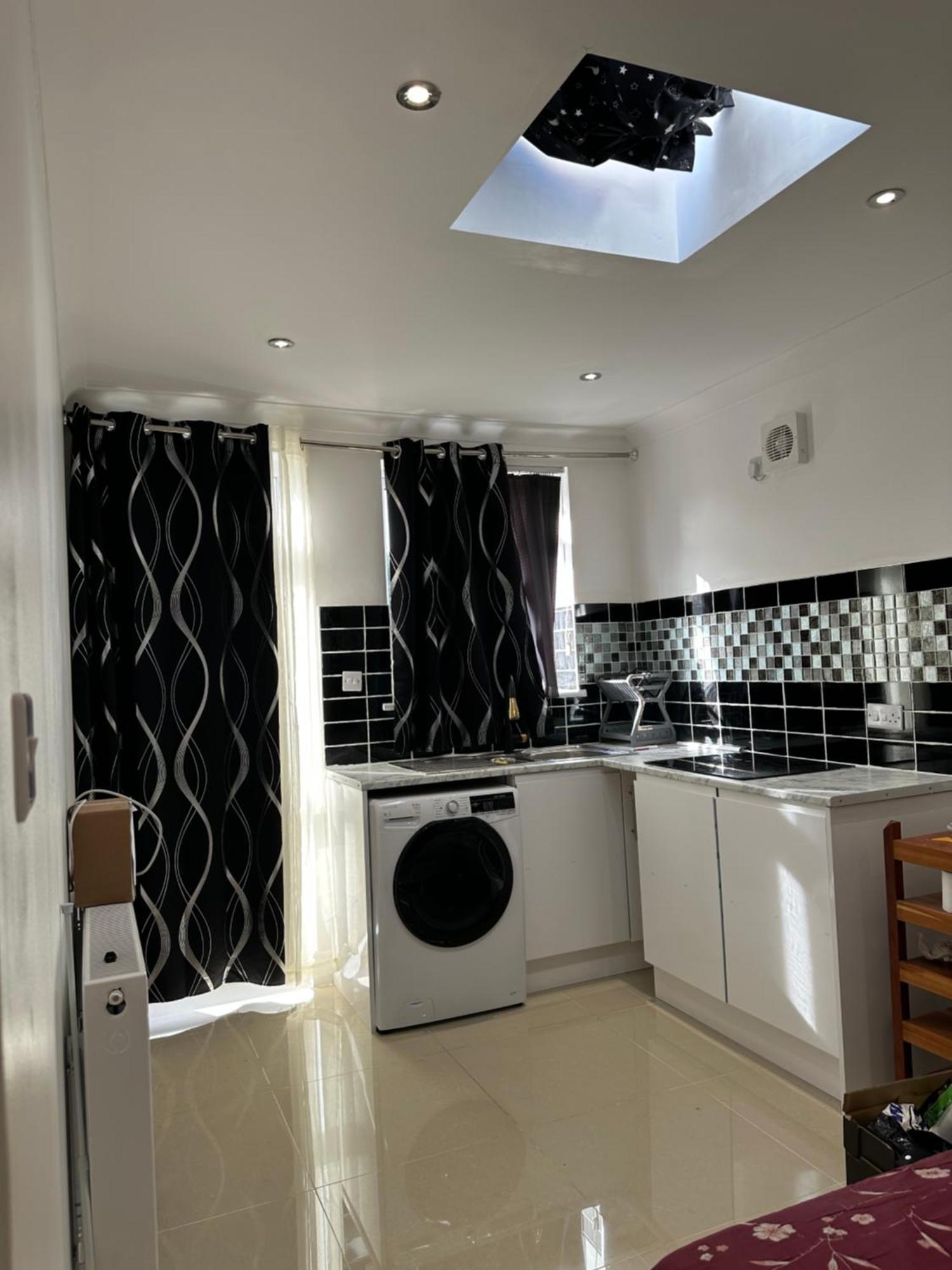Luxury Ensuite Studio In Crayford Dartford Bexley London With Full Kitchen And Side Garden Alleyway Entrance Erith エクステリア 写真