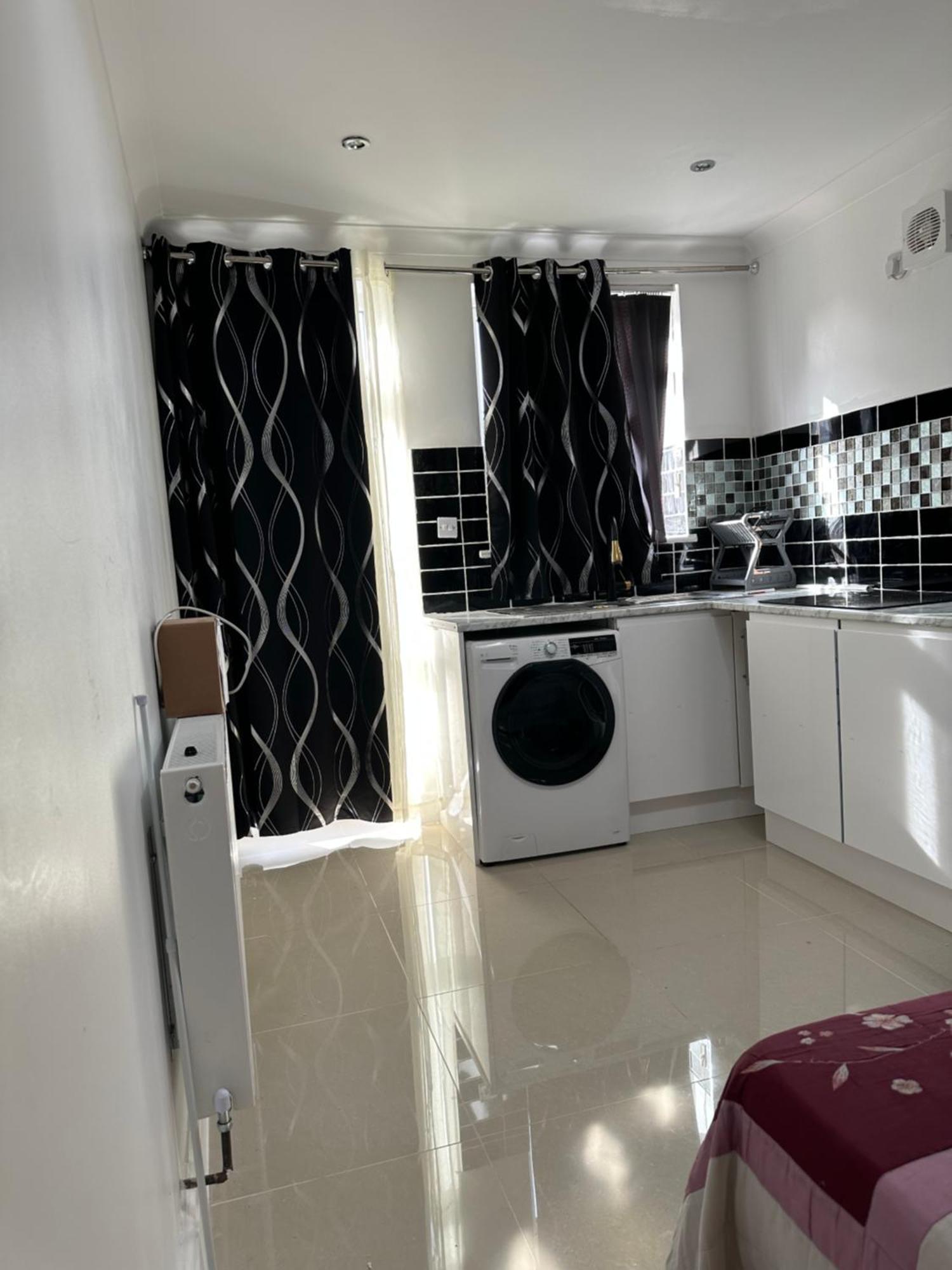 Luxury Ensuite Studio In Crayford Dartford Bexley London With Full Kitchen And Side Garden Alleyway Entrance Erith エクステリア 写真