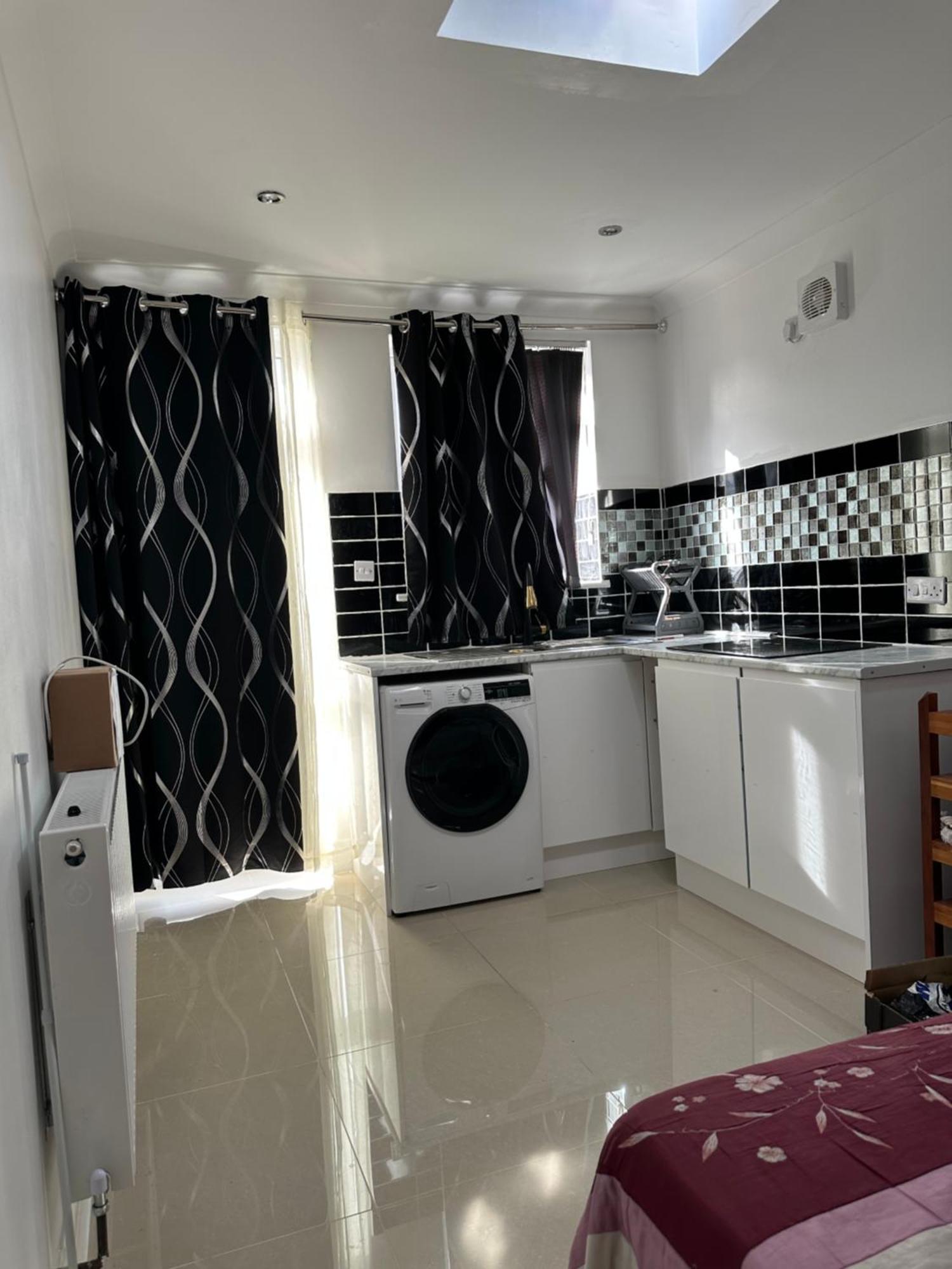 Luxury Ensuite Studio In Crayford Dartford Bexley London With Full Kitchen And Side Garden Alleyway Entrance Erith エクステリア 写真