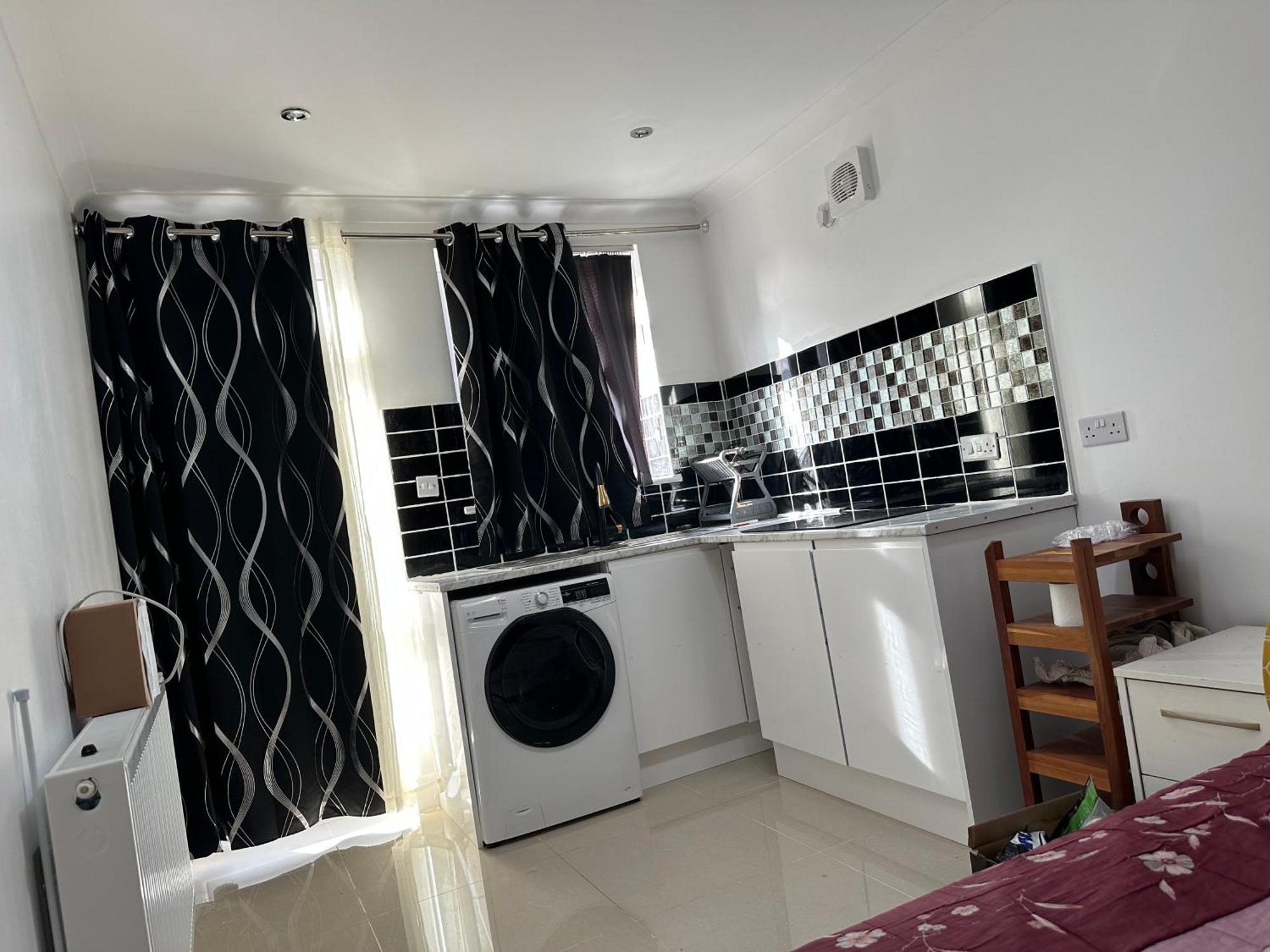 Luxury Ensuite Studio In Crayford Dartford Bexley London With Full Kitchen And Side Garden Alleyway Entrance Erith エクステリア 写真