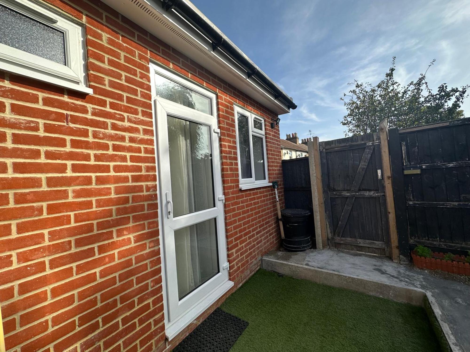 Luxury Ensuite Studio In Crayford Dartford Bexley London With Full Kitchen And Side Garden Alleyway Entrance Erith エクステリア 写真