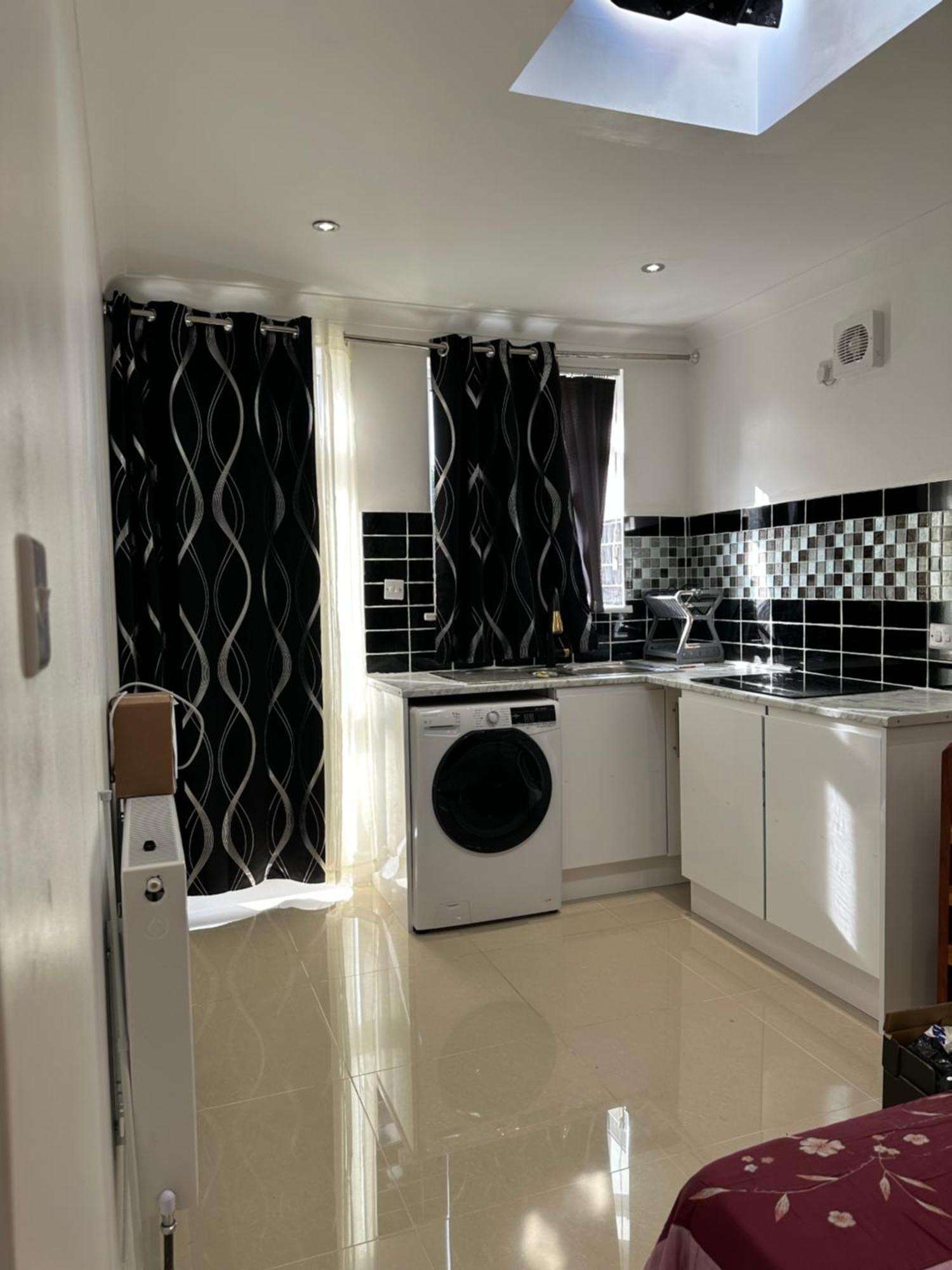 Luxury Ensuite Studio In Crayford Dartford Bexley London With Full Kitchen And Side Garden Alleyway Entrance Erith エクステリア 写真