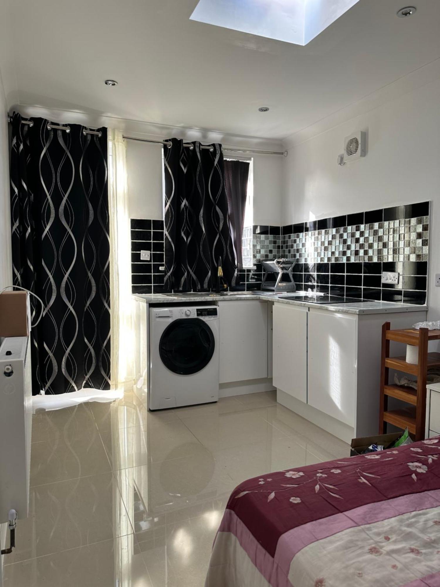 Luxury Ensuite Studio In Crayford Dartford Bexley London With Full Kitchen And Side Garden Alleyway Entrance Erith エクステリア 写真