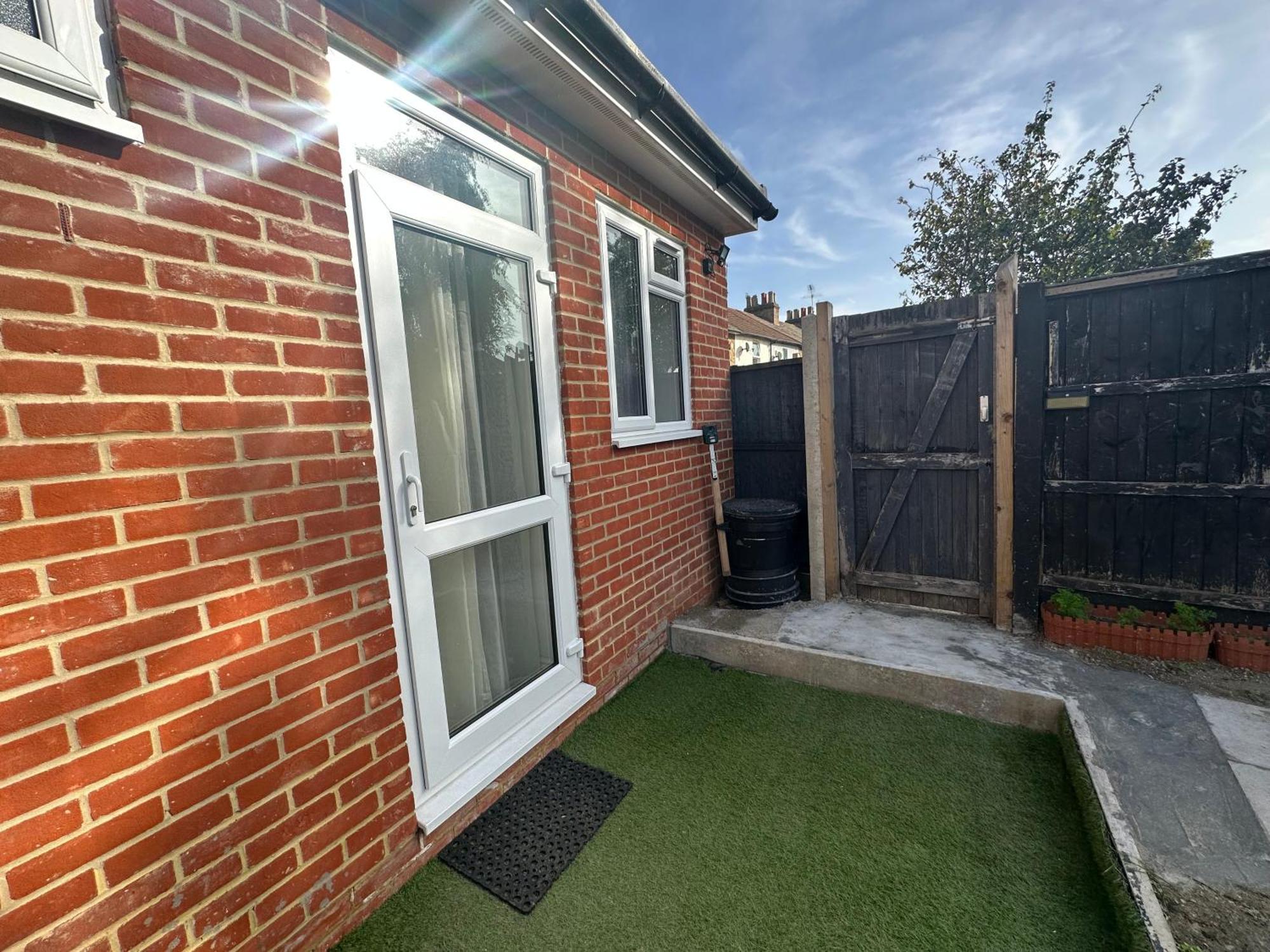Luxury Ensuite Studio In Crayford Dartford Bexley London With Full Kitchen And Side Garden Alleyway Entrance Erith エクステリア 写真